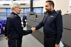 zastępca komendanta wojewódzkiego policji gratuluje dyżurnemu rybnickiej policji