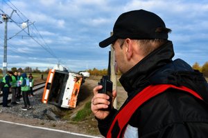 Służby ratunkowe przy przewróconym autobusie