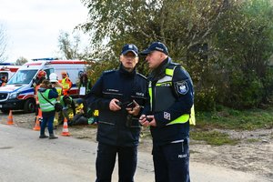 Policjanci naradzający się podczas ćwiczeń &quot;Przejazd 2019&quot;.