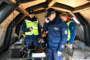 Policjanci w utworzonym na potrzeby ćwiczeń sztabie dowodzenia.