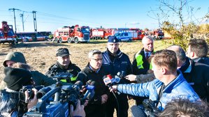 Wojewoda Śląski i przedstawiciele służb podczas briefingu prasowego.