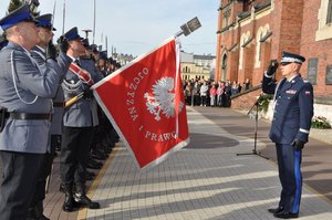 Komendant Główny Policji w trakcie przeglądu pododdziału, oddaje honor przy policyjnym sztandarze