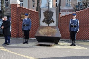 Pomnik, przy którym odbyły się uroczystości. Przemawia Wiceminister Sprawiedliwości Michał Wójcik