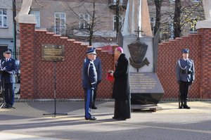 Komendant Główny Policji wręcza JE ks. bp Grzegorzowi Kaszakowi okolicznościowy medal na 100-lecie Policji