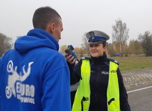 Młodzi kierowcy na torze wyścigowym w Bieruniu- Super Sprint 2019. Sprawdzanie stanu trzeźwości kierowców.