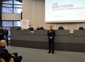 Na zdjęciu Pierwszy Zastępca Komendanta Wojewódzkiego Policji w Katowicach podczas przemówienia