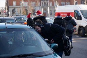 przedstawiciel katowickiego radia rozmawia z kierowcą, który brał udział w tworzeniu korytarza życia