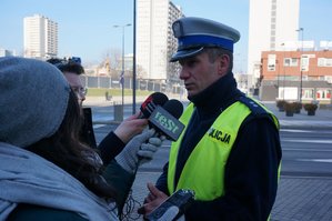 policjant ze śląskiej drogówki udziela wywiadu przedstawicielom mediów