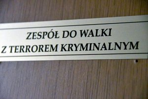 Tabliczka z napisem &quot;zespół do walki z terrorem kryminalnym&quot;.