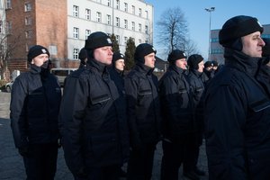 Zdjęcie kolorowe. Uroczystość ślubowania. Widoczni nowi policjanci