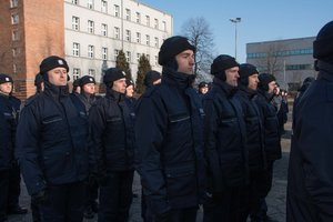 Zdjęcie kolorowe. Uroczystość ślubowania. Widoczni nowi policjanci