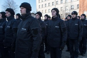 Zdjęcie kolorowe. Uroczystość ślubowania. Widoczni nowi policjanci