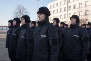 Zdjęcie kolorowe. Uroczystość ślubowania. Widoczni nowi policjanci