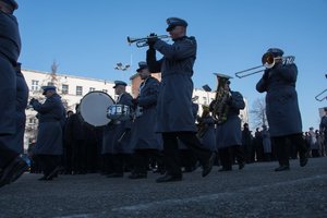 Zdjęcie kolorowe. Uroczystość ślubowania. Wejście kompani honorowej i orkiestry policyjnej oraz pocztu flagowego