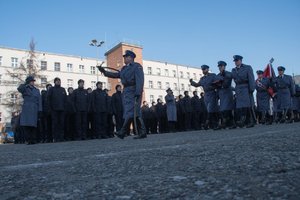 Zdjęcie kolorowe. Uroczystość ślubowania. Wejście kompani honorowej i orkiestry policyjnej oraz pocztu flagowego