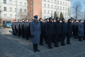 Zdjęcie kolorowe. Uroczystość ślubowania. Widoczni nowi policjanci