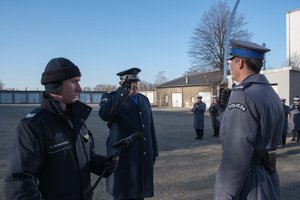 Zdjęcie kolorowe. Uroczystość ślubowania. Komendant Wojewódzki Policji w trakcie przeglądu pododdziałów