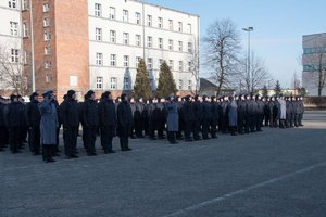 Zdjęcie kolorowe. Uroczystość ślubowania. Komendant Wojewódzki Policji w trakcie przeglądu pododdziałów