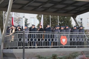 Zdjęcie kolorowe. Uroczystość ślubowania. Część poświęcona podniesieniu flagi państwowej oraz odegrania Hymnu RP