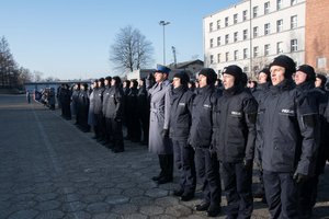 Zdjęcie kolorowe. Uroczystość ślubowania. Część poświęcona podniesieniu flagi państwowej oraz odegrania Hymnu RP