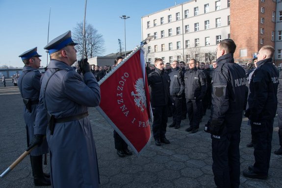 Zdjęcie kolorowe. Uroczystość ślubowania. Część poświęcona uroczystemu ślubowaniu - odczytaniu roty przez Komendanta