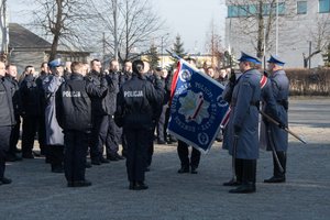 Zdjęcie kolorowe. Uroczystość ślubowania. Część poświęcona uroczystemu ślubowaniu - odczytaniu roty przez Komendanta