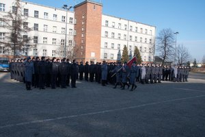 Zdjęcie kolorowe. Uroczystość ślubowania. Część poświęcona uroczystemu ślubowaniu - odczytaniu roty przez Komendanta