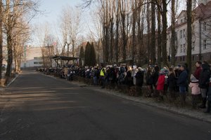 Zdjęcie kolorowe. Uroczystość ślubowania. Widoczne rodziny i bliscy nowych policjantów