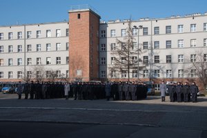 Zdjęcie kolorowe. Uroczystość ślubowania. Uroczysty przemarsz orkiestry policyjnej, kompani honorowej i nowych policjantów, zakończenie uroczystości