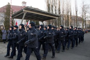 Zdjęcie kolorowe. Uroczystość ślubowania. Uroczysty przemarsz orkiestry policyjnej, kompani honorowej i nowych policjantów, zakończenie uroczystości