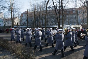 Zdjęcie kolorowe. Uroczystość ślubowania. Uroczysty przemarsz orkiestry policyjnej, kompani honorowej i nowych policjantów, zakończenie uroczystości