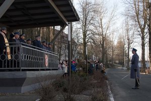 Zdjęcie kolorowe. Uroczystość ślubowania. Uroczysty przemarsz orkiestry policyjnej, kompani honorowej i nowych policjantów, zakończenie uroczystości