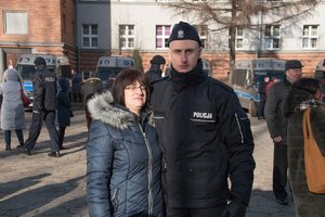 Zdjęcie kolorowe. Nowo przyjęci policjanci oraz ich rodziny i bliscy podczas pamiątkowych zdjęć