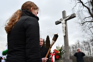 pali się pochodnia nad grobem