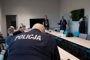 Zdjęcie kolorowe. Odprawa służbowa policjantów i uczestników ćwiczeń