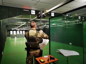 Policjant wieszający tarczę strzelecką