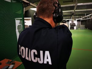 Policjant celujący do tarczy z sylwetką