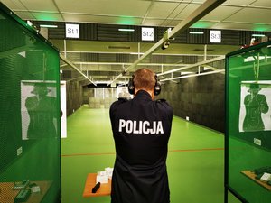 Policjant celujący do tarczy