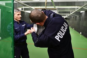 Policjanci oglądają tarczę strzelecką