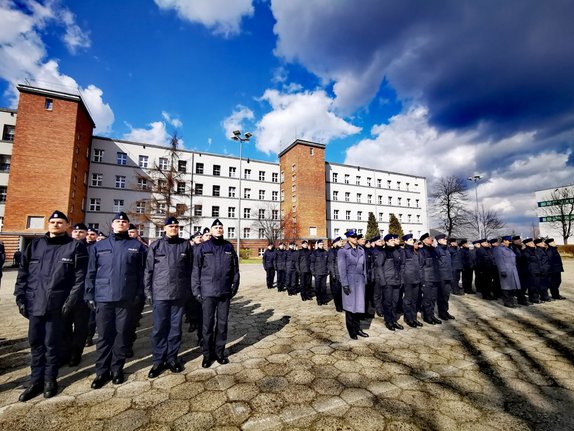 Policjanci na placu apelowym.