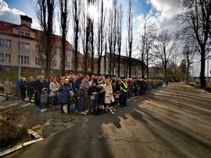 Rodziny i bliscy nowo przyjętych policjantów obserwują uroczystość.