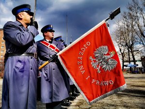 Policjanci trzymają sztandar.