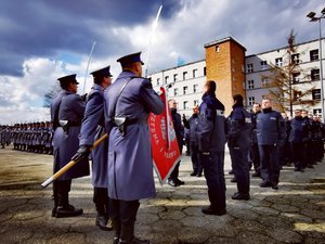 Nowo przyjęci policjanci podczas uroczystego ślubowania.