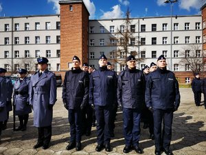 Policjanci stojący w szeregu.