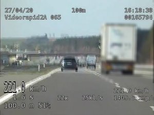 Nagranie przekroczenia prędkości z radiowozu wyposażonego w wideorejestrator - samochód osobowy prędkość 221 km/h.