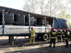 Zdjęcie kolorowe. Widoczne służby pracujące w miejscu ujawnienia nielegalnie składowanych odpadów