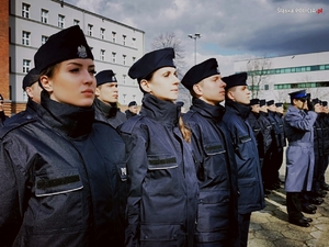 Zdjęcie kolorowe. Policjant podczas ślubowania