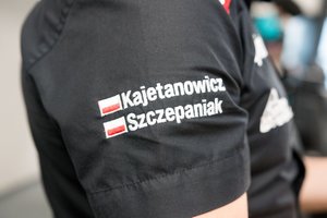 Zdjęcie kolorowe. Rękaw koszuli z nazwiskami kierowców