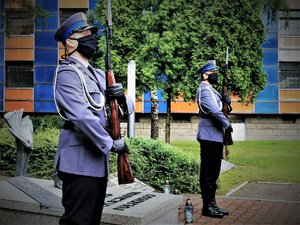 Warta honorowa przed Grobem Policjanta Polskiego.