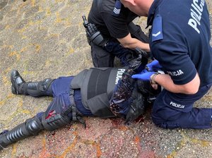 Policjanci ćwiczą opatrywanie rannej osoby.